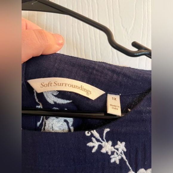 Soft Surroundings 1x Navy Blue With Embroidered Flower Blouse, Buttons On Back - Picture 2 of 11
